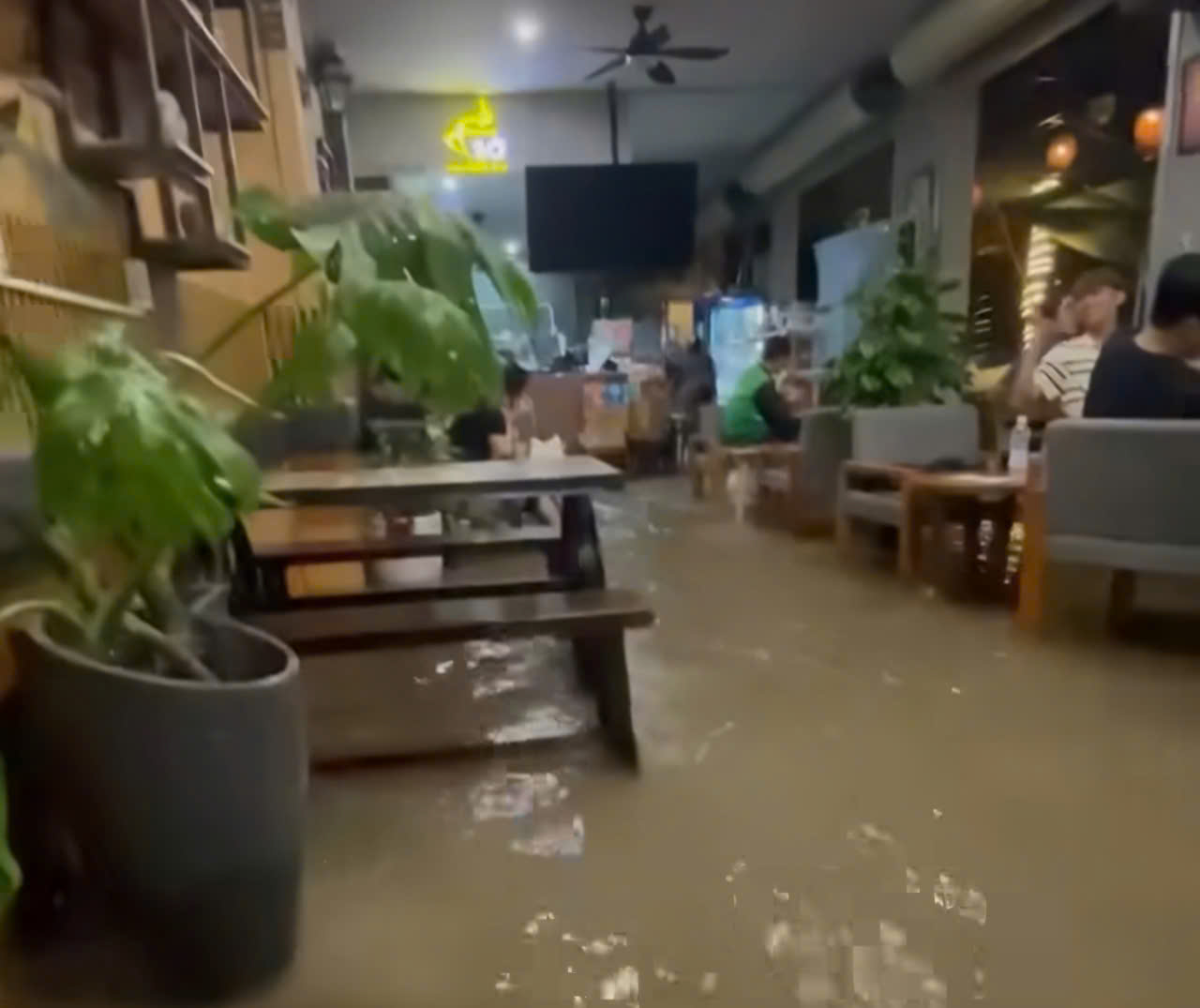Đà Nẵng: Mưa lớn ngập nhiều nơi, cảnh báo lũ quét, sạt lở đất, sụt lún- Ảnh 2. Đà Nẵng: Mưa lớn ngập nhiều nơi, cảnh báo lũ quét, sạt lở đất, sụt lún- Ảnh 2.