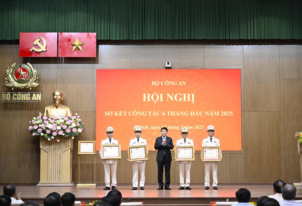 Chủ tịch nước Lương Cường: Không để bỏ trống, điểm mù, vùng lõm địa bàn tội phạm- Ảnh 3. Chủ tịch nước Lương Cường: Không để bỏ trống, điểm mù, vùng lõm địa bàn tội phạm- Ảnh 3.