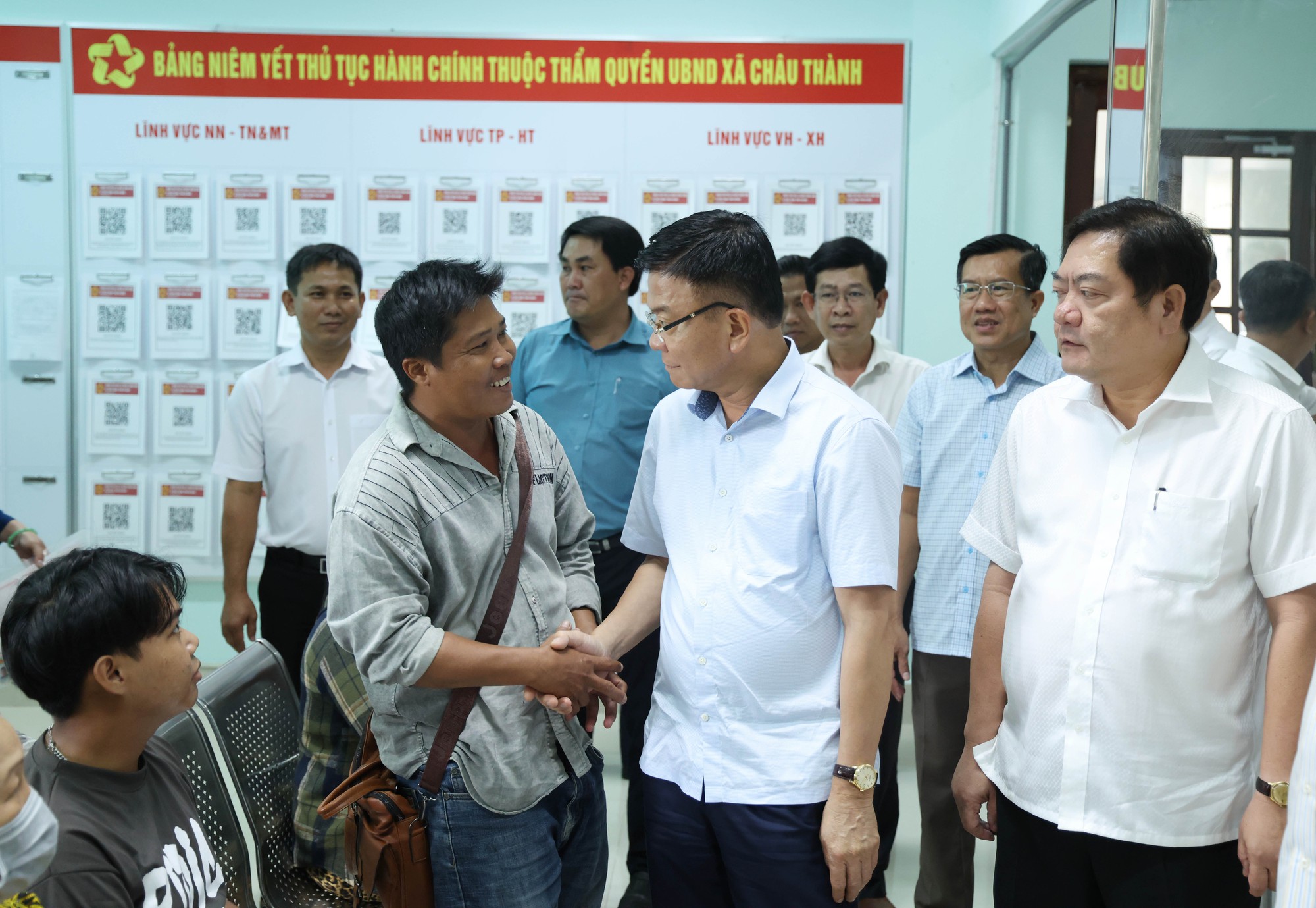 Không được để ách tắc, làm chậm trễ việc của người dân- Ảnh 10. Không được để ách tắc, làm chậm trễ việc của người dân- Ảnh 10.