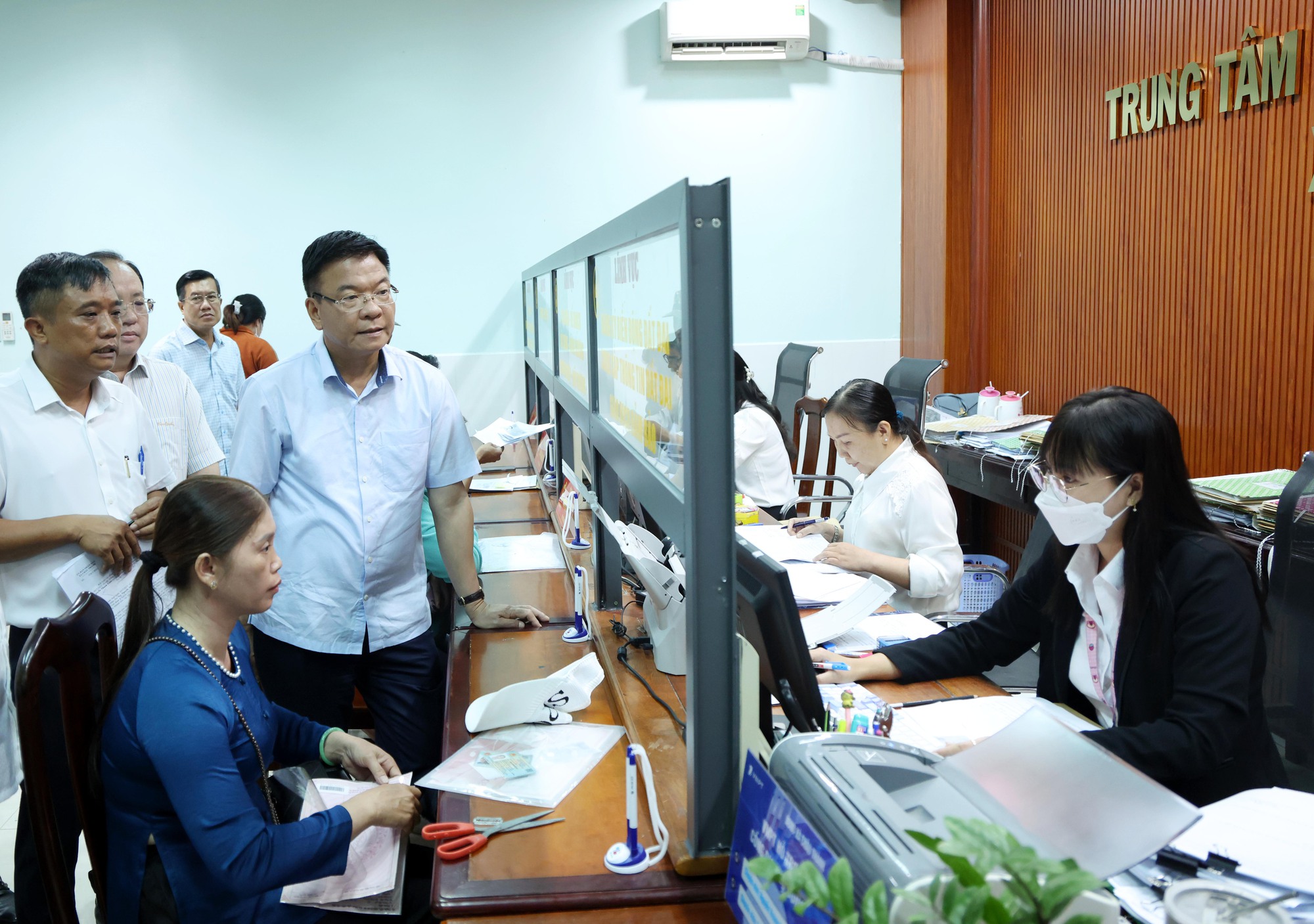 Không được để ách tắc, làm chậm trễ việc của người dân- Ảnh 6. Không được để ách tắc, làm chậm trễ việc của người dân- Ảnh 6.