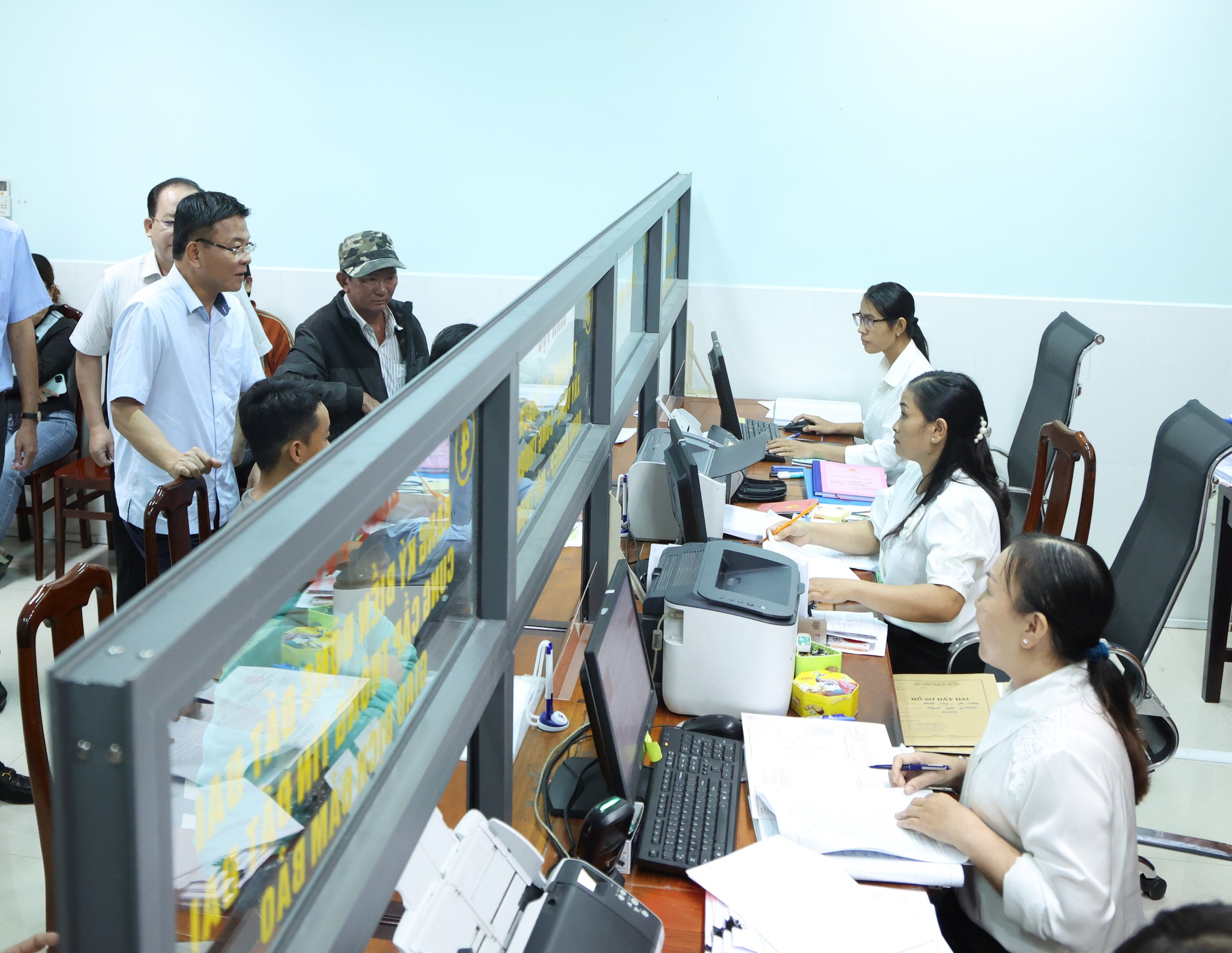 Không được để ách tắc, làm chậm trễ việc của người dân- Ảnh 9. Không được để ách tắc, làm chậm trễ việc của người dân- Ảnh 9.