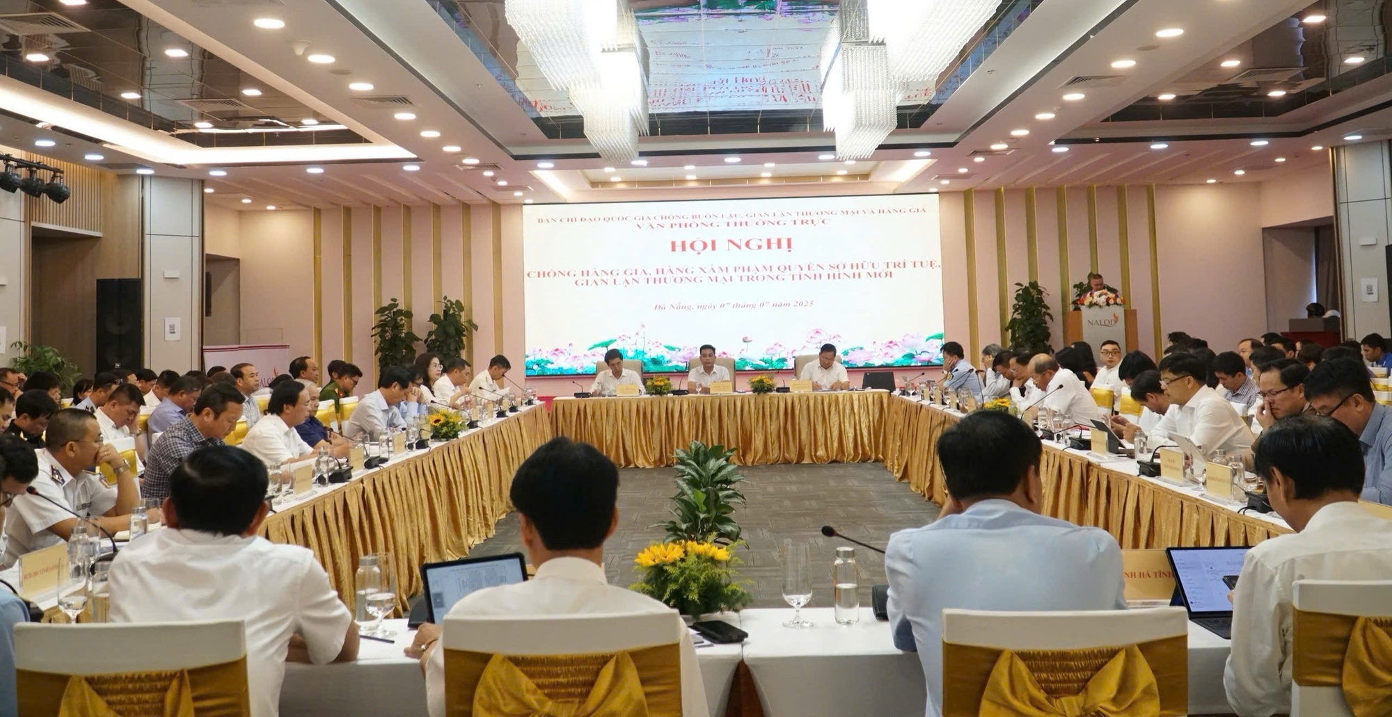 'Nhiều mặt hàng giả thậm chí mang cả tem chống giả'- Ảnh 1. 'Nhiều mặt hàng giả thậm chí mang cả tem chống giả'- Ảnh 1.
