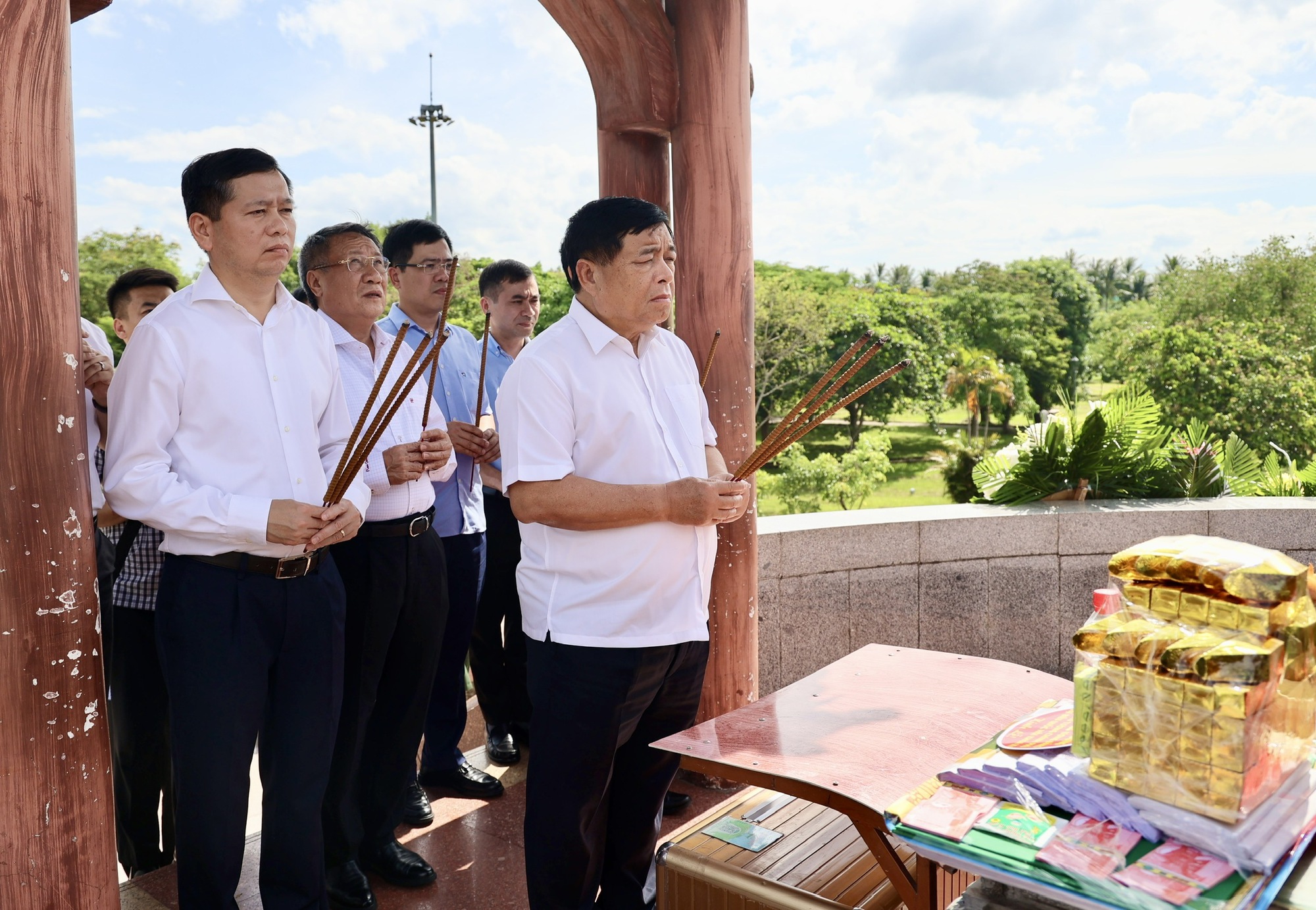 Phó Thủ tướng Nguyễn Chí Dũng tri ân các anh hùng liệt sĩ- Ảnh 3. Phó Thủ tướng Nguyễn Chí Dũng tri ân các anh hùng liệt sĩ- Ảnh 3.