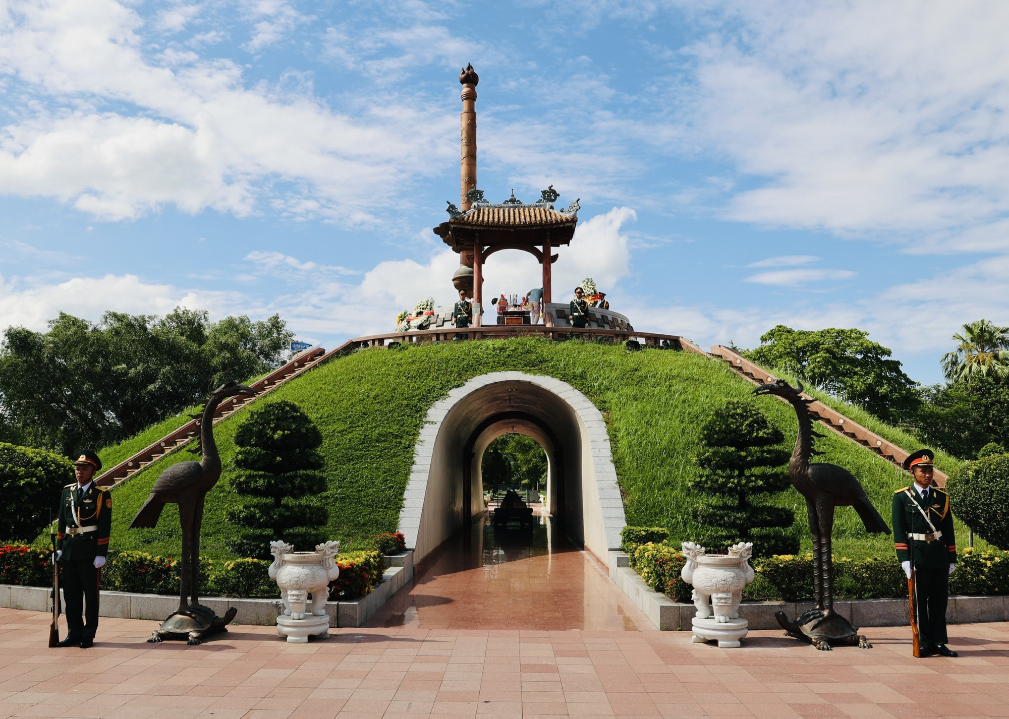 Phó Thủ tướng Nguyễn Chí Dũng tri ân các anh hùng liệt sĩ- Ảnh 2. Phó Thủ tướng Nguyễn Chí Dũng tri ân các anh hùng liệt sĩ- Ảnh 2.