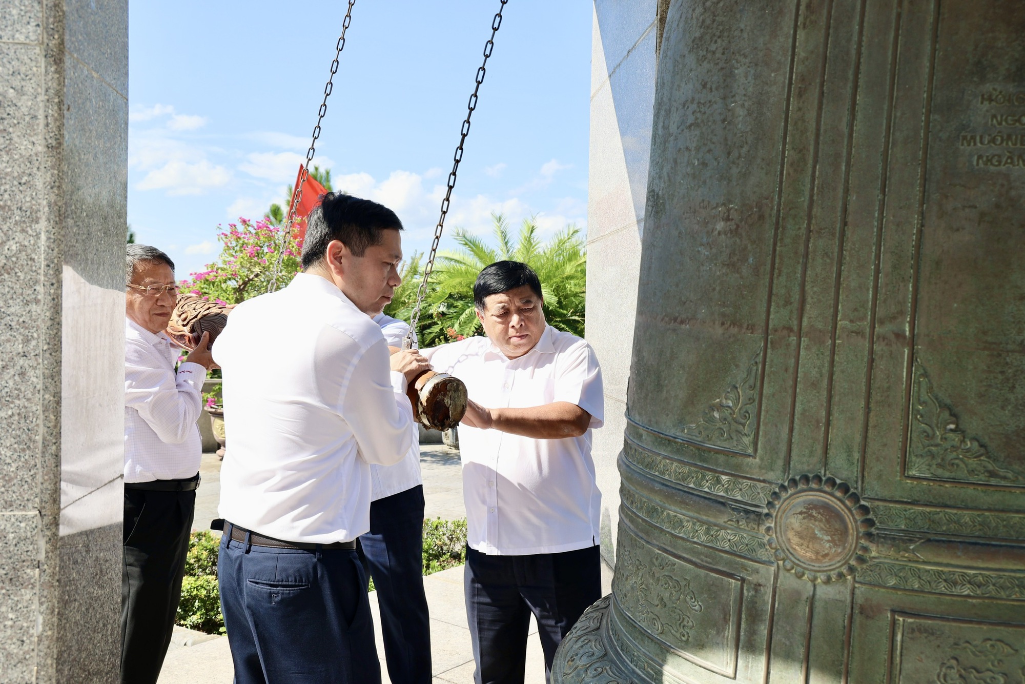 Phó Thủ tướng Nguyễn Chí Dũng tri ân các anh hùng liệt sĩ- Ảnh 6. Phó Thủ tướng Nguyễn Chí Dũng tri ân các anh hùng liệt sĩ- Ảnh 6.