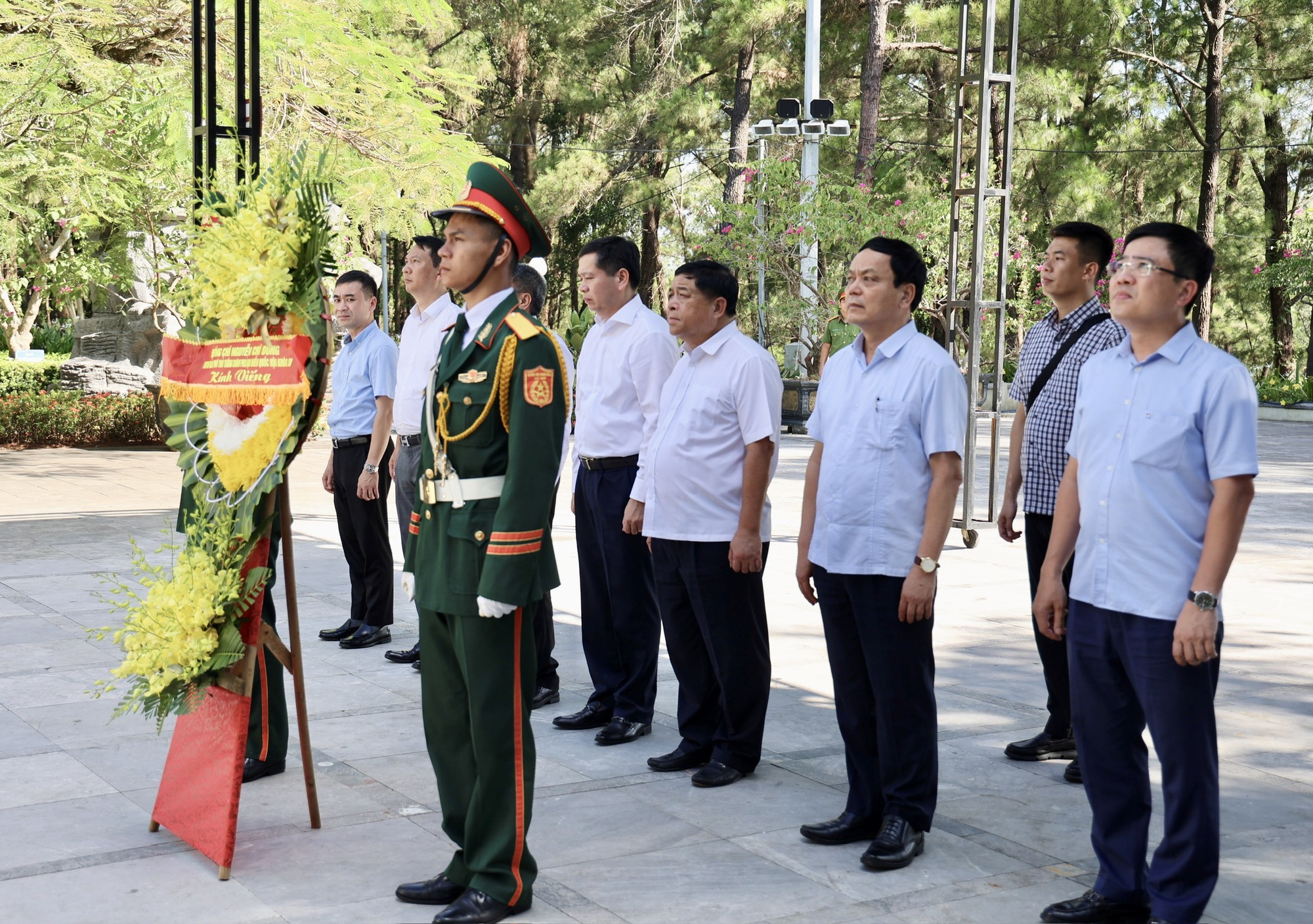 Phó Thủ tướng Nguyễn Chí Dũng tri ân các anh hùng liệt sĩ- Ảnh 4. Phó Thủ tướng Nguyễn Chí Dũng tri ân các anh hùng liệt sĩ- Ảnh 4.