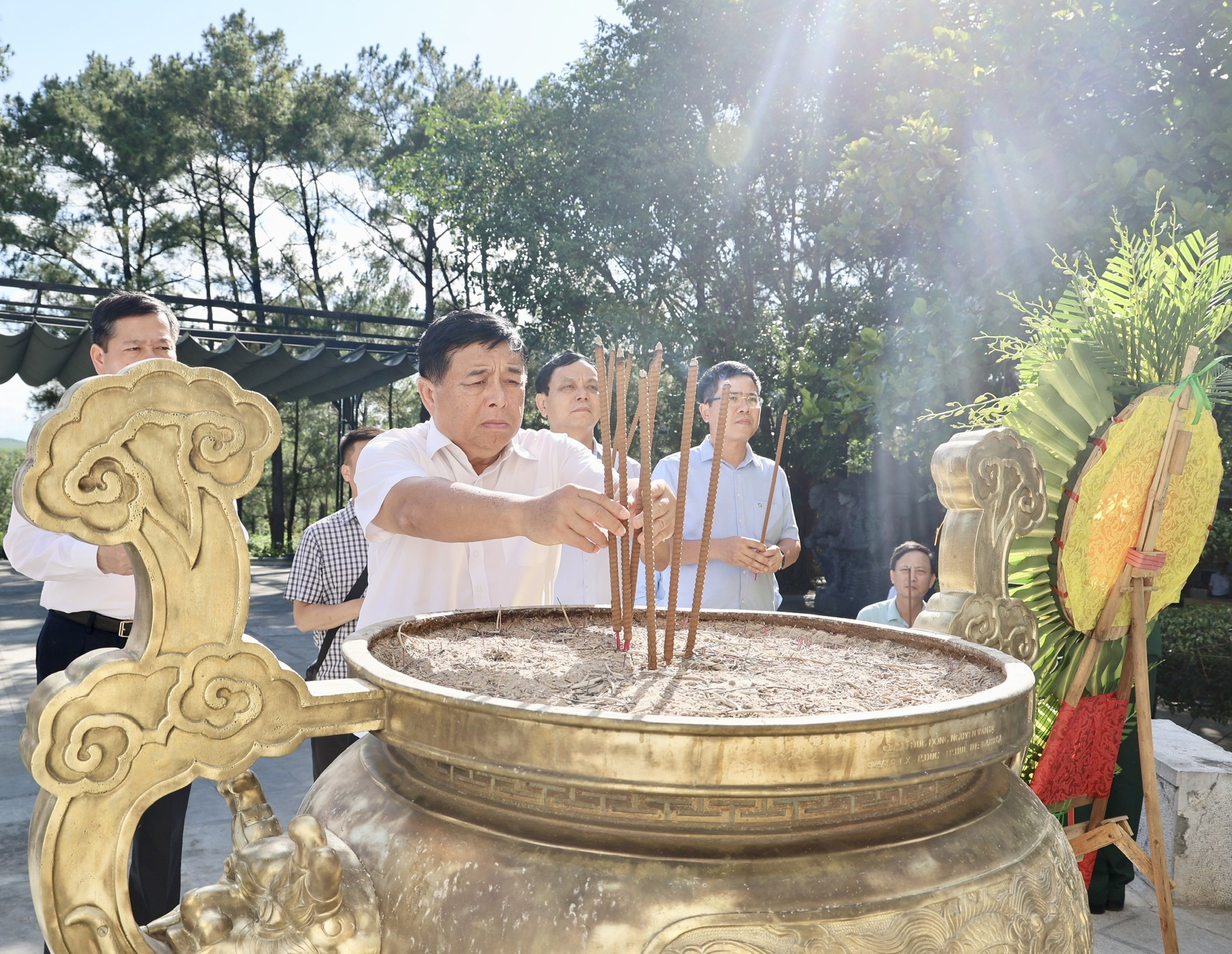 Phó Thủ tướng Nguyễn Chí Dũng tri ân các anh hùng liệt sĩ- Ảnh 9. Phó Thủ tướng Nguyễn Chí Dũng tri ân các anh hùng liệt sĩ- Ảnh 9.