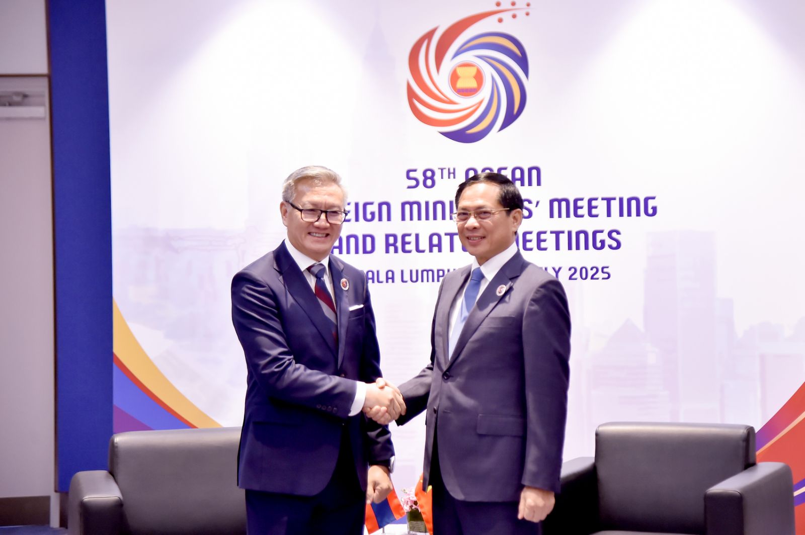 Phó Thủ tướng, Bộ trưởng Ngoại giao Bùi Thanh Sơn gặp Bộ trưởng Ngoại giao Lào- Ảnh 1. Phó Thủ tướng, Bộ trưởng Ngoại giao Bùi Thanh Sơn gặp Bộ trưởng Ngoại giao Lào- Ảnh 1.