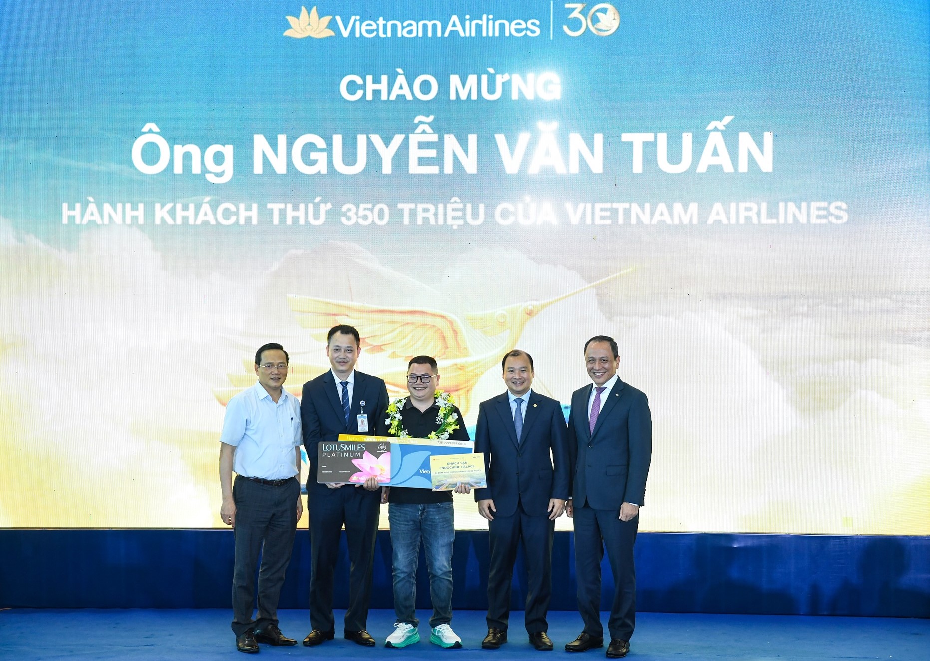 Vietnam Airlines đón hành khách thứ 350 triệu sau 30 năm thành lập- Ảnh 1. Vietnam Airlines đón hành khách thứ 350 triệu sau 30 năm thành lập- Ảnh 1.