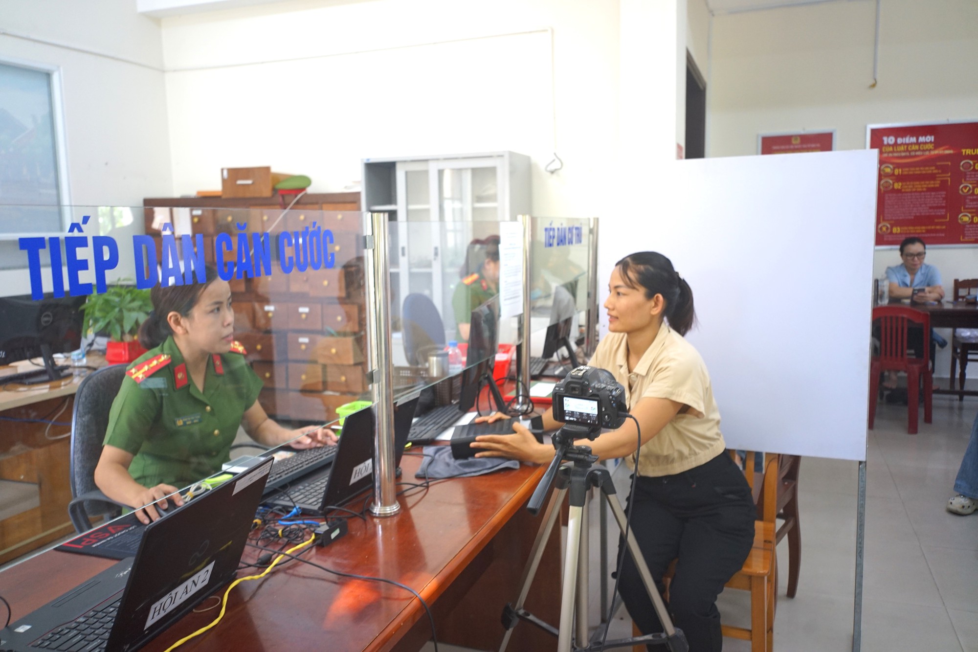 Lực lượng Công an tích cực hỗ trợ người dân thực hiện thủ tục hành chính sau sáp nhập- Ảnh 1. Lực lượng Công an tích cực hỗ trợ người dân thực hiện thủ tục hành chính sau sáp nhập- Ảnh 1.