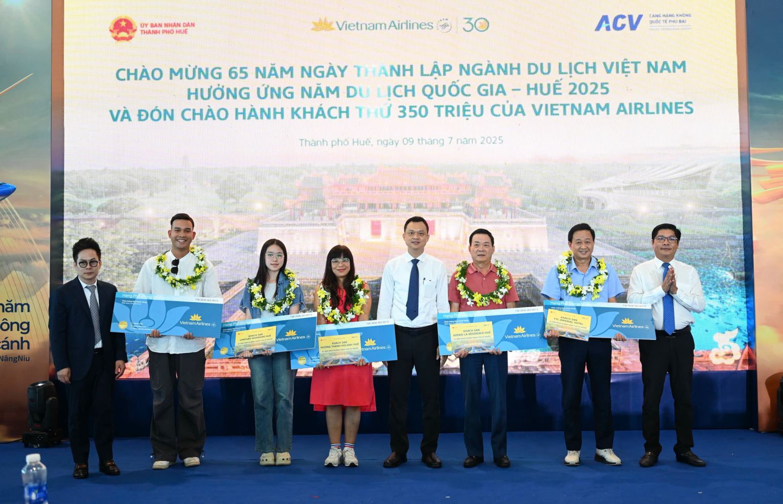 Vietnam Airlines đón hành khách thứ 350 triệu sau 30 năm thành lập- Ảnh 4. Vietnam Airlines đón hành khách thứ 350 triệu sau 30 năm thành lập- Ảnh 4.