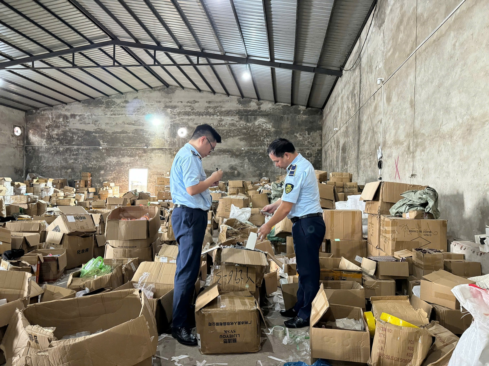 Phát hiện kho hàng hơn 47.000 sản phẩm nhập lậu, vận hành qua phần mềm nước ngoài- Ảnh 1. Phát hiện kho hàng hơn 47.000 sản phẩm nhập lậu, vận hành qua phần mềm nước ngoài- Ảnh 1.