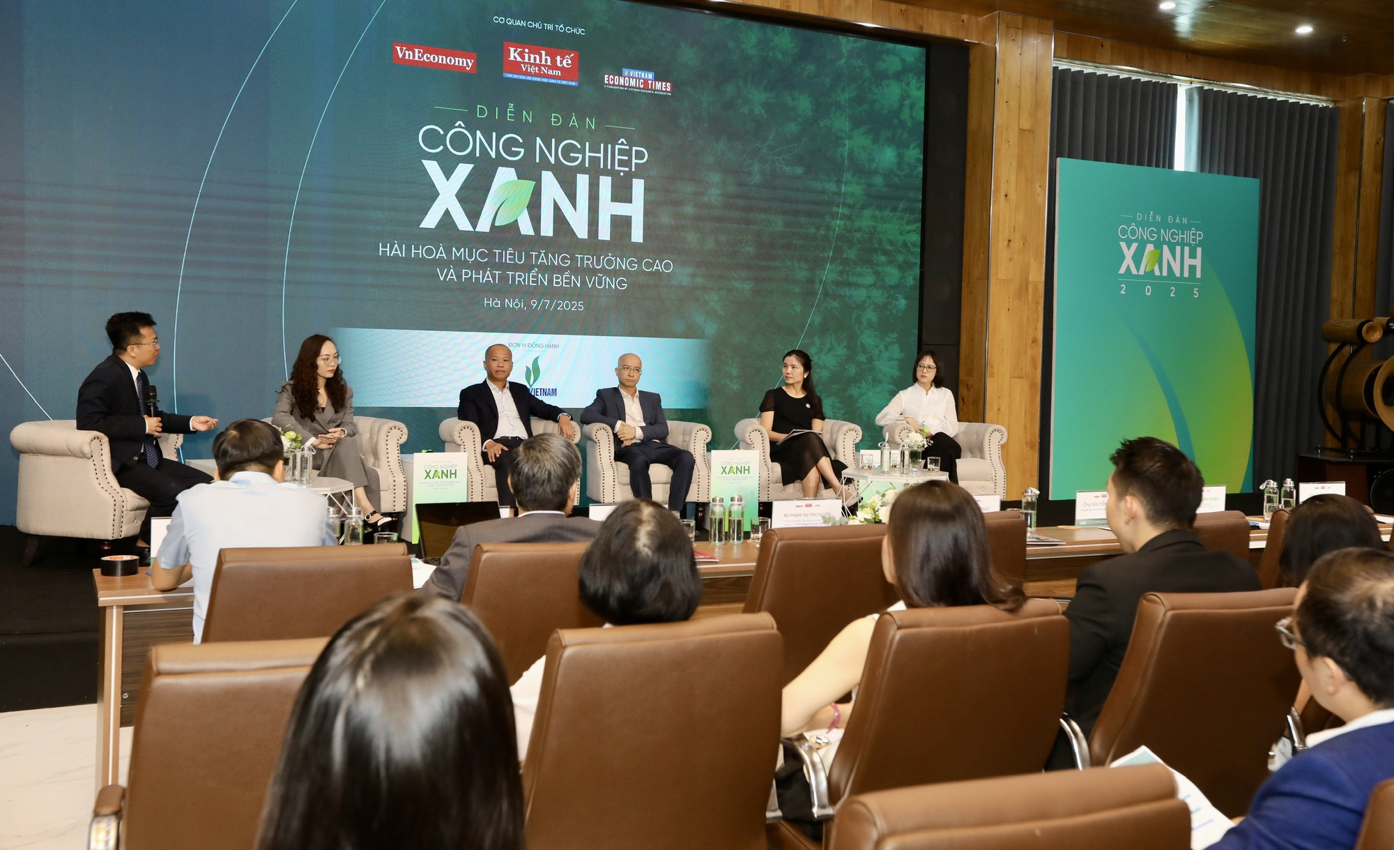 Diễn đàn Công nghiệp xanh 2025: Hài hòa mục tiêu tăng trưởng cao và phát triển bền vững- Ảnh 1. Diễn đàn Công nghiệp xanh 2025: Hài hòa mục tiêu tăng trưởng cao và phát triển bền vững- Ảnh 1.