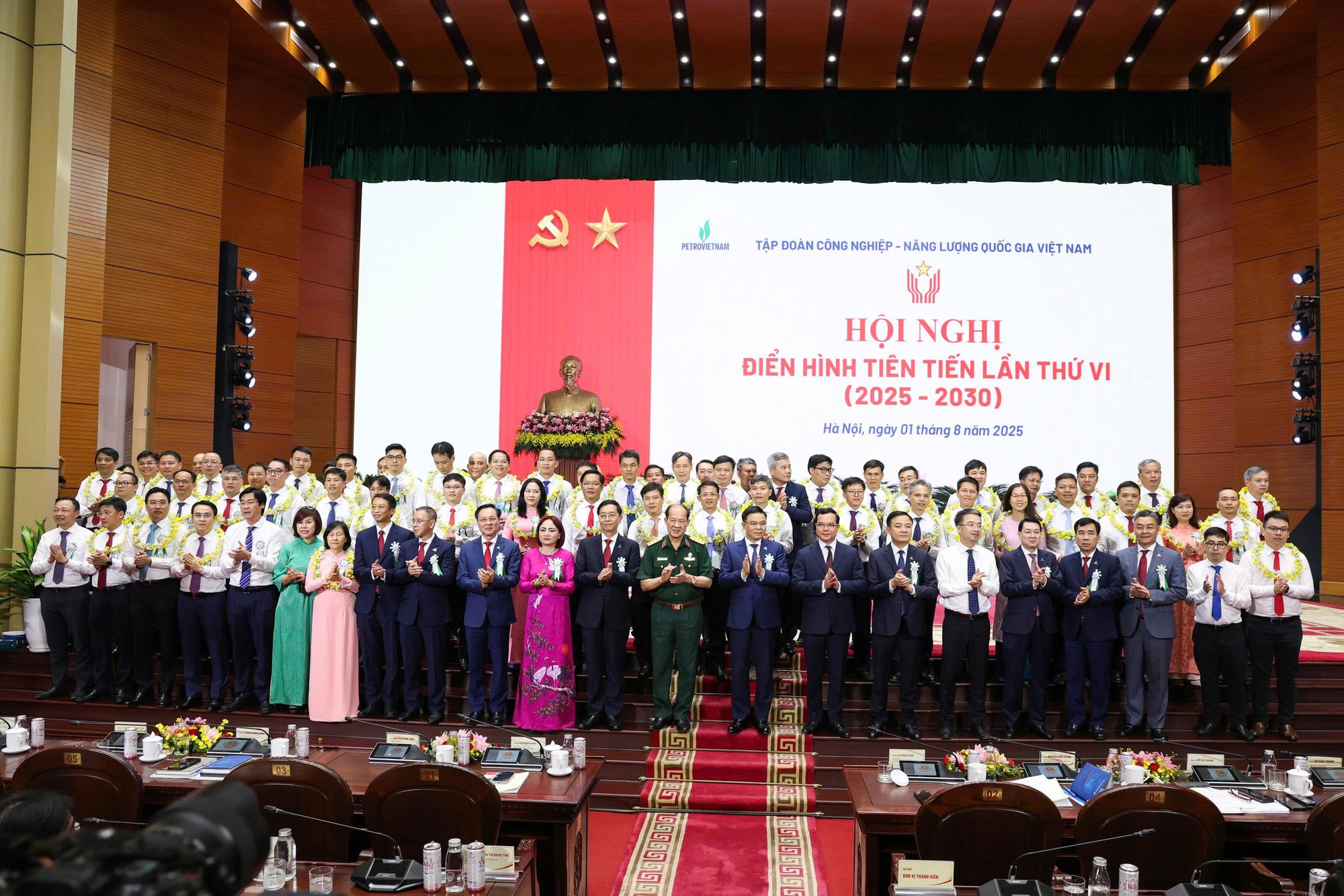 Petrovietnam: Phong trào thi đua là 'ngọn lửa soi đường' khi khó khăn- Ảnh 2. Petrovietnam: Phong trào thi đua là 'ngọn lửa soi đường' khi khó khăn- Ảnh 2.