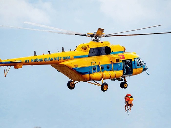 O Ministério da Defesa Nacional enviou helicópteros para resgatar pessoas ilhadas pelas enchentes em Son La - Foto 1. Bộ Quốc phòng điều trực thăng giải cứu người dân bị mắc kẹt do mưa lũ ở Sơn La- Ảnh 1.