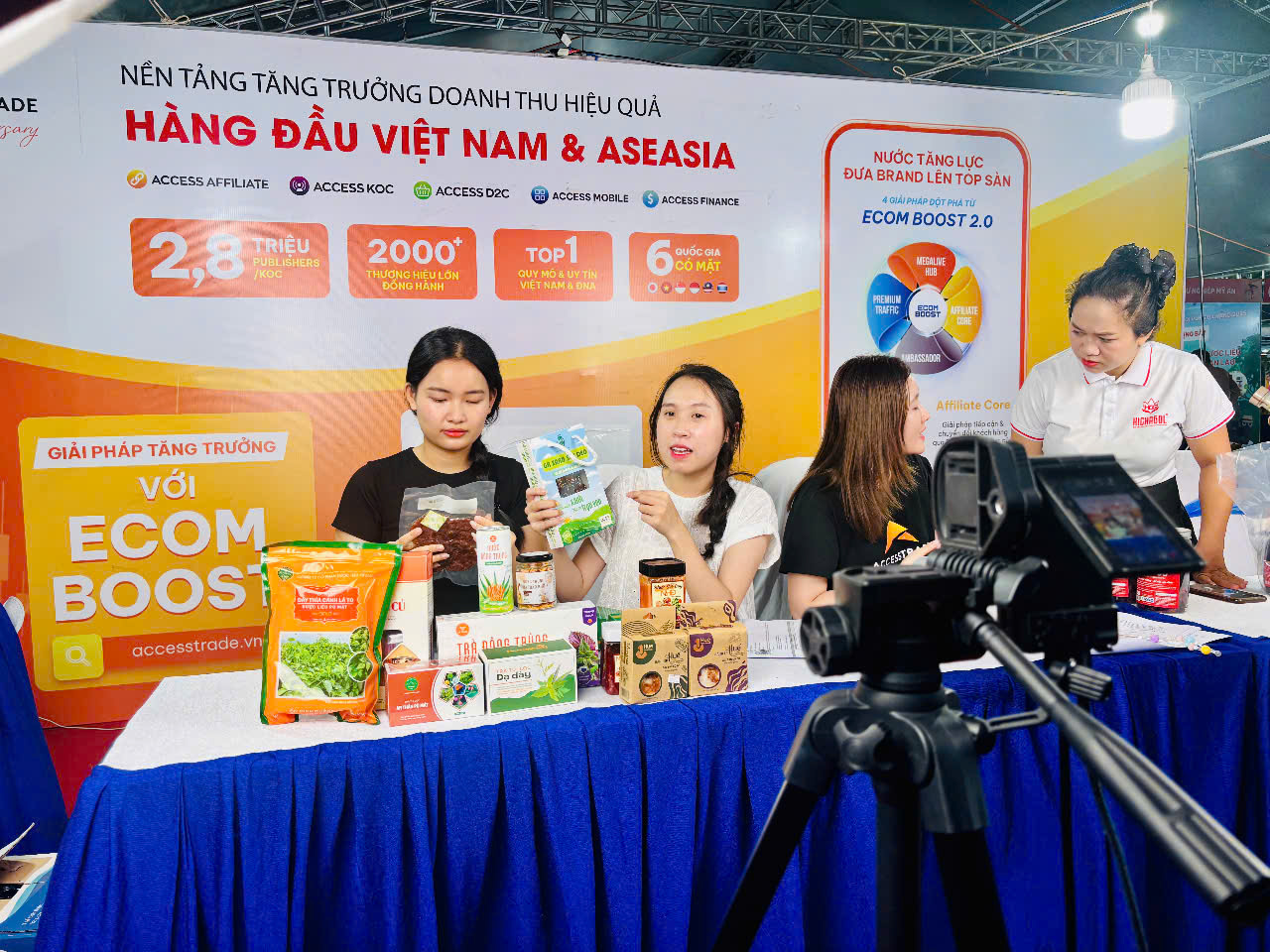 Pembukaan Minggu Perdagangan Digital dan Keterhubungan Serantau 2025 - Foto 2. Khai mạc Tuần lễ thương mại số và kết nối vùng 2025- Ảnh 2.