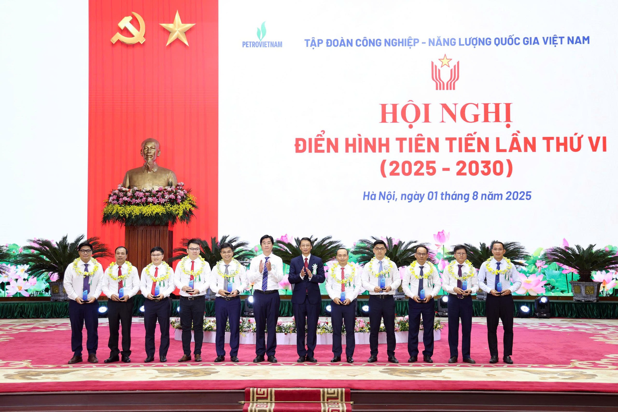 Petrovietnam: Phong trào thi đua là 'ngọn lửa soi đường' khi khó khăn- Ảnh 1. Petrovietnam: Phong trào thi đua là 'ngọn lửa soi đường' khi khó khăn- Ảnh 1.