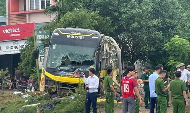 Doanh nghiệp bảo hiểm nhanh chóng tạm ứng bồi thường vụ lật xe khách tại Hà Tĩnh- Ảnh 1. Doanh nghiệp bảo hiểm nhanh chóng tạm ứng bồi thường vụ lật xe khách tại Hà Tĩnh- Ảnh 1.