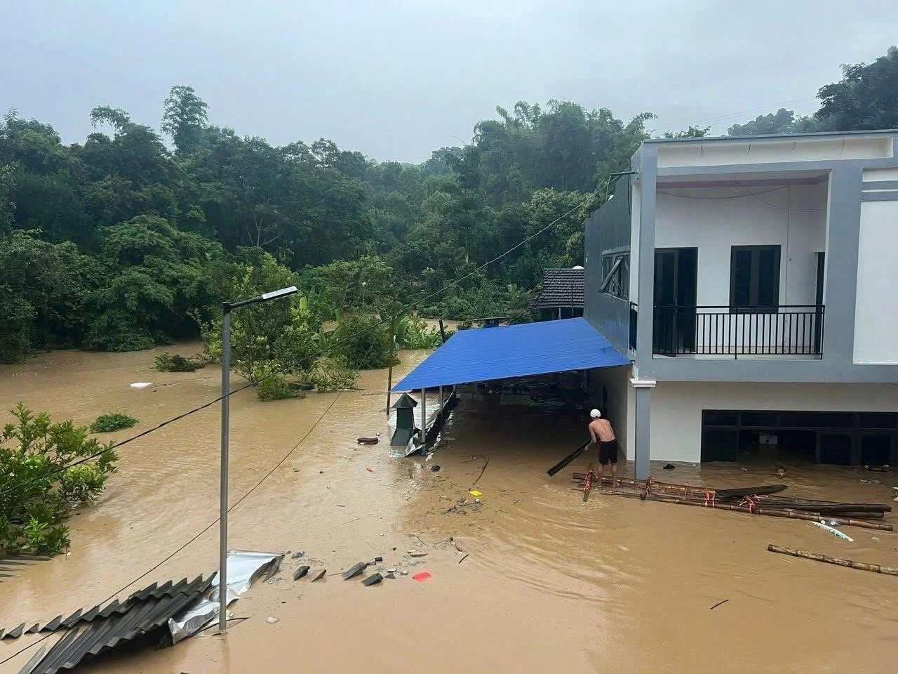 Phó Thủ tướng Trần Hồng Hà chỉ đạo khắc phục lũ quét, sạt lở đất ở Điện Biên- Ảnh 3. Phó Thủ tướng Trần Hồng Hà chỉ đạo khắc phục lũ quét, sạt lở đất ở Điện Biên- Ảnh 3.