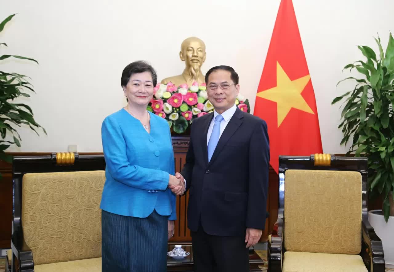 Phó Thủ tướng, Bộ trưởng Ngoại giao Bùi Thanh Sơn tiếp Đại sứ Campuchia Chea Kimtha
- Ảnh 1. Phó Thủ tướng, Bộ trưởng Ngoại giao Bùi Thanh Sơn tiếp Đại sứ Campuchia Chea Kimtha
- Ảnh 1.