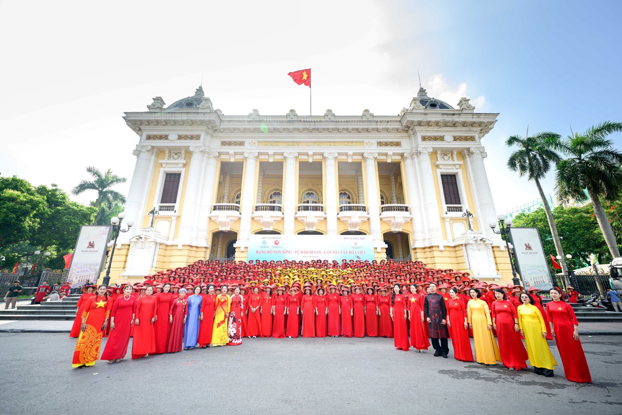 Nỗ lực định vị Áo dài như thương hiệu văn hoá quốc gia đối với bạn bè quốc tế- Ảnh 4. Nỗ lực định vị Áo dài như thương hiệu văn hoá quốc gia đối với bạn bè quốc tế- Ảnh 4.