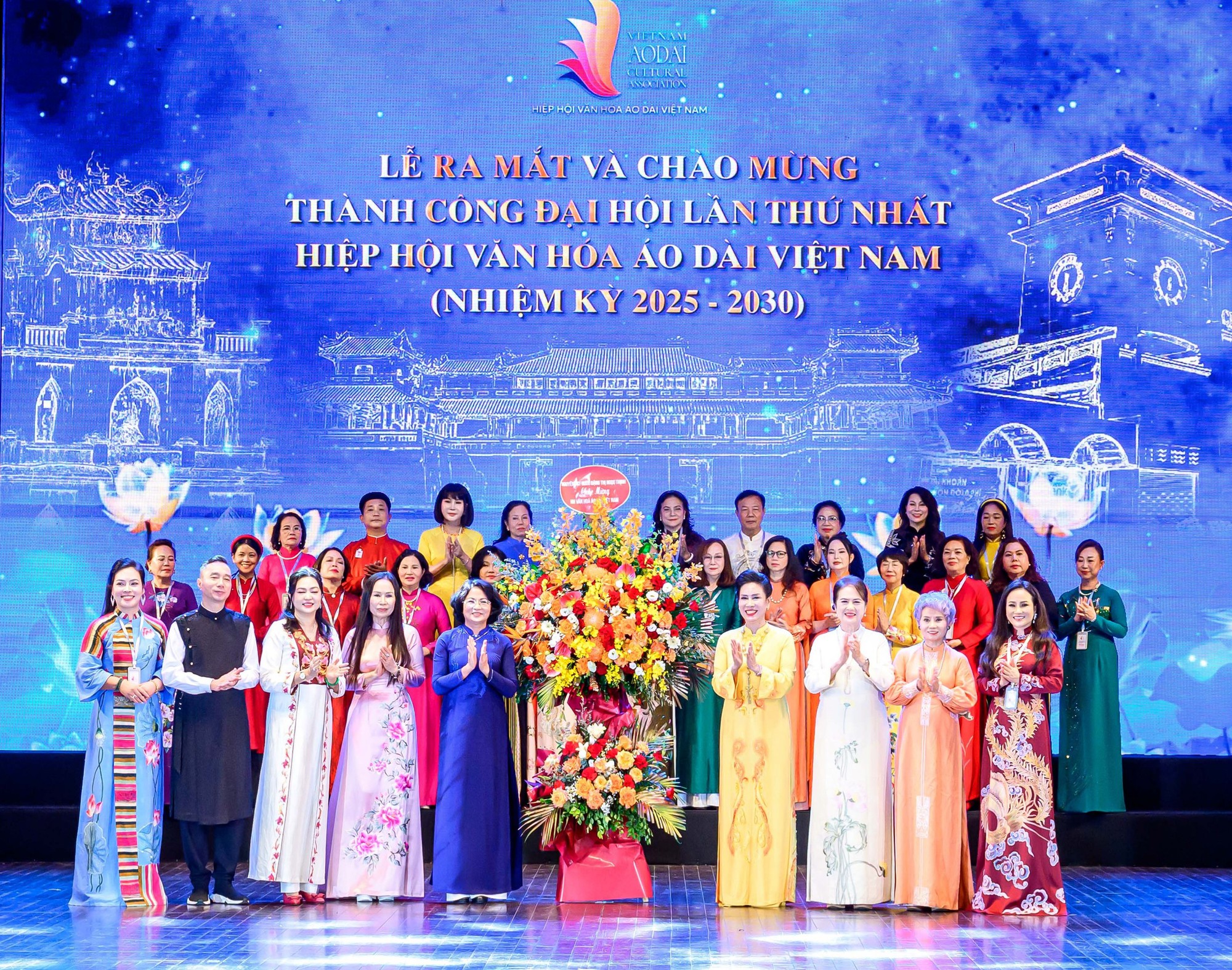 Nỗ lực định vị Áo dài như thương hiệu văn hoá quốc gia đối với bạn bè quốc tế- Ảnh 1. Nỗ lực định vị Áo dài như thương hiệu văn hoá quốc gia đối với bạn bè quốc tế- Ảnh 1.