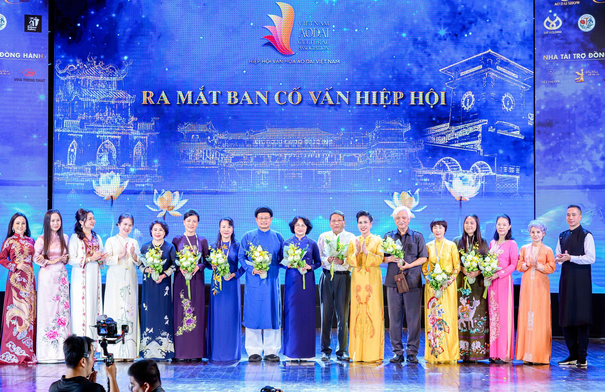 Nỗ lực định vị Áo dài như thương hiệu văn hoá quốc gia đối với bạn bè quốc tế- Ảnh 3. Nỗ lực định vị Áo dài như thương hiệu văn hoá quốc gia đối với bạn bè quốc tế- Ảnh 3.
