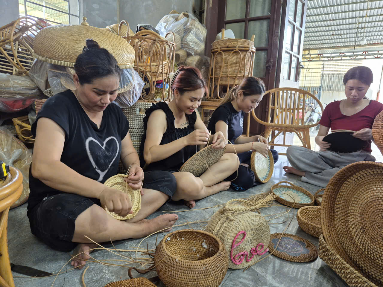 Từ bàn tay khéo léo đến thương hiệu OCOP: Tinh hoa thủ công từ làng nghề trăm tuổi- Ảnh 1.