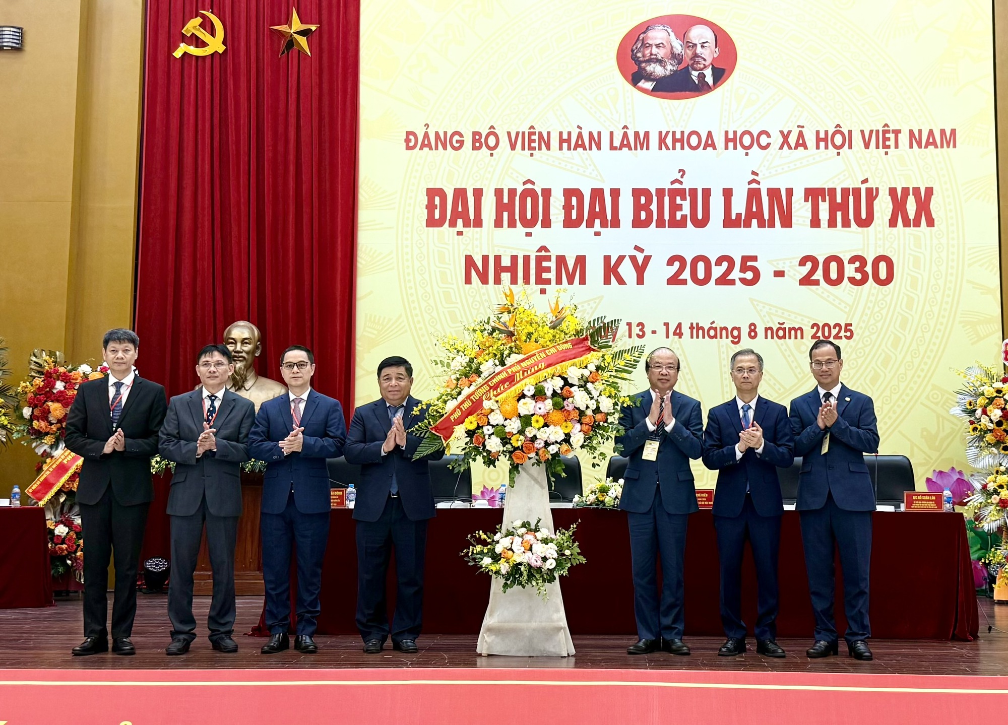 Đưa Viện Hàn lâm Khoa học xã hội Việt Nam phát triển ngang tầm với các cơ sở nghiên cứu tiên tiến trong khu vực và thế giới- Ảnh 4. Đưa Viện Hàn lâm Khoa học xã hội Việt Nam phát triển ngang tầm với các cơ sở nghiên cứu tiên tiến trong khu vực và thế giới- Ảnh 4.