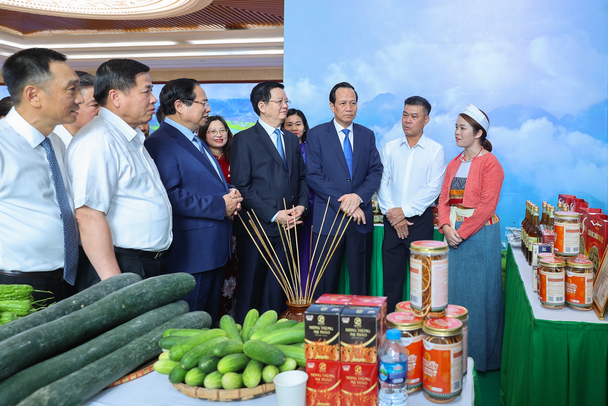 Thủ tướng: Có chính sách ưu tiên, nguồn lực ưu tiên, tín dụng ưu tiên với vùng đồng bào dân tộc thiểu số và miền núi- Ảnh 13.