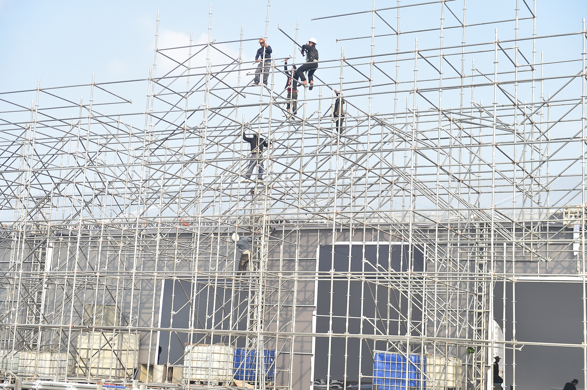 Tập trung nhân lực, tăng tốc thi công gian hàng Triển lãm thành tựu 80 năm Quốc khánh- Ảnh 4.