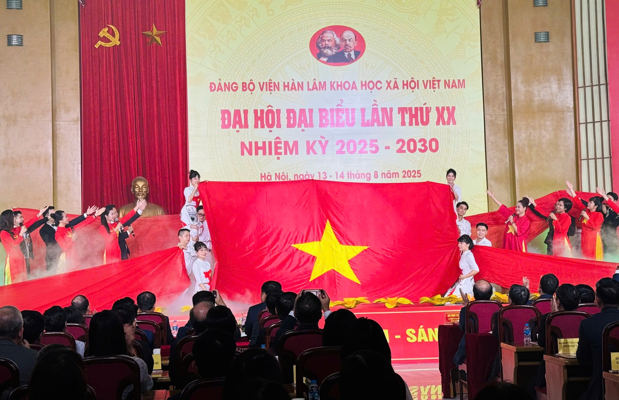 Phát huy vai trò trung tâm nghiên cứu khoa học xã hội và nhân văn hàng đầu- Ảnh 3. Phát huy vai trò trung tâm nghiên cứu khoa học xã hội và nhân văn hàng đầu- Ảnh 3.
