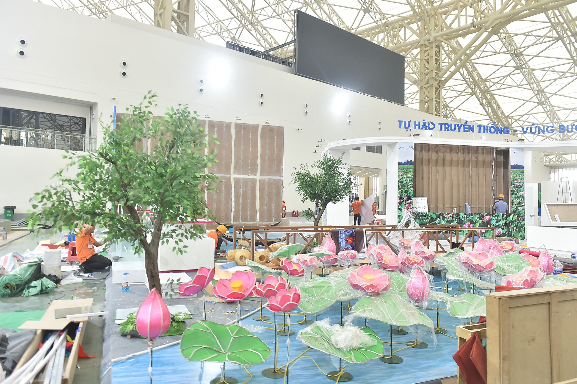 Không khí thi công khẩn trương trên 'đại công trường' Triển lãm thành tựu 80 năm Quốc khánh- Ảnh 6.