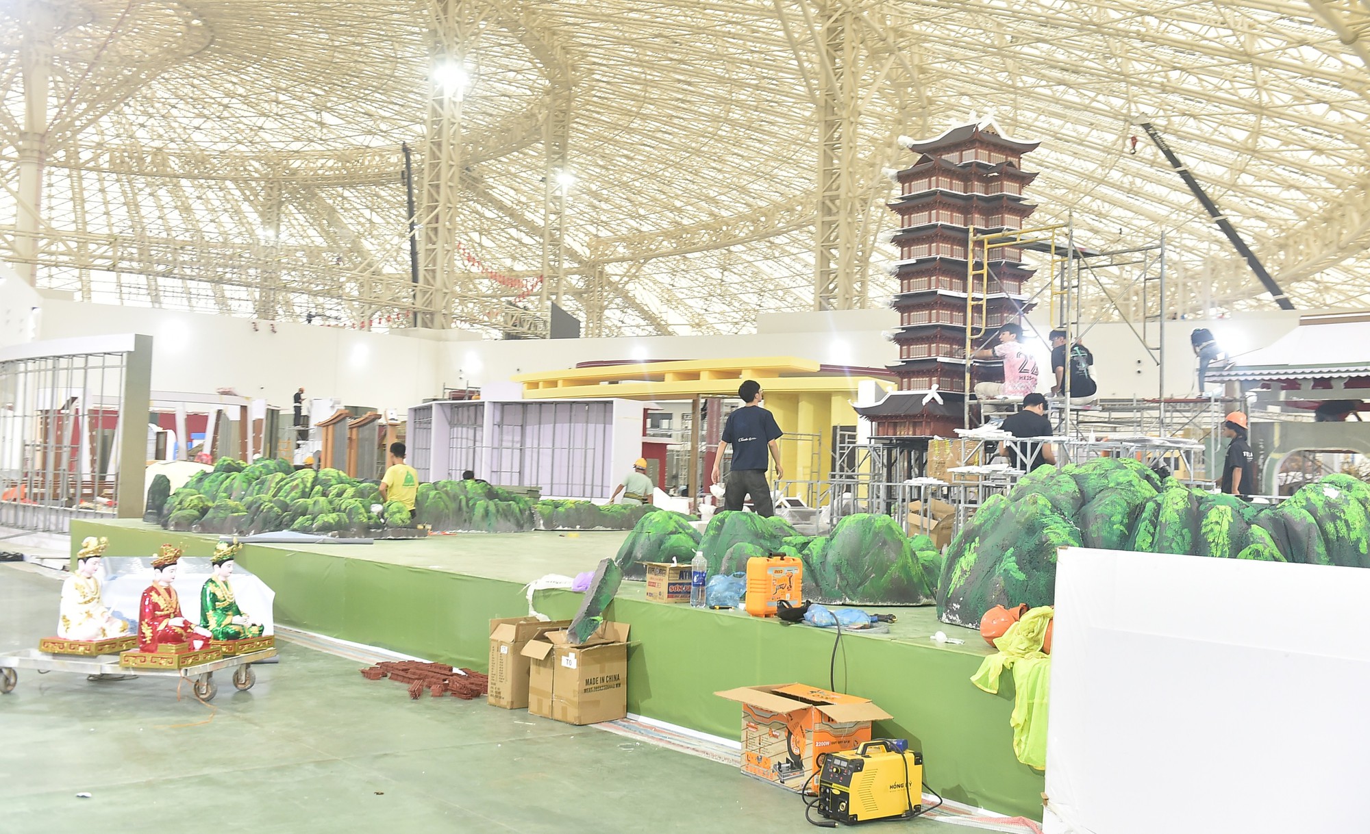 Không khí thi công khẩn trương trên 'đại công trường' Triển lãm thành tựu 80 năm Quốc khánh- Ảnh 8.