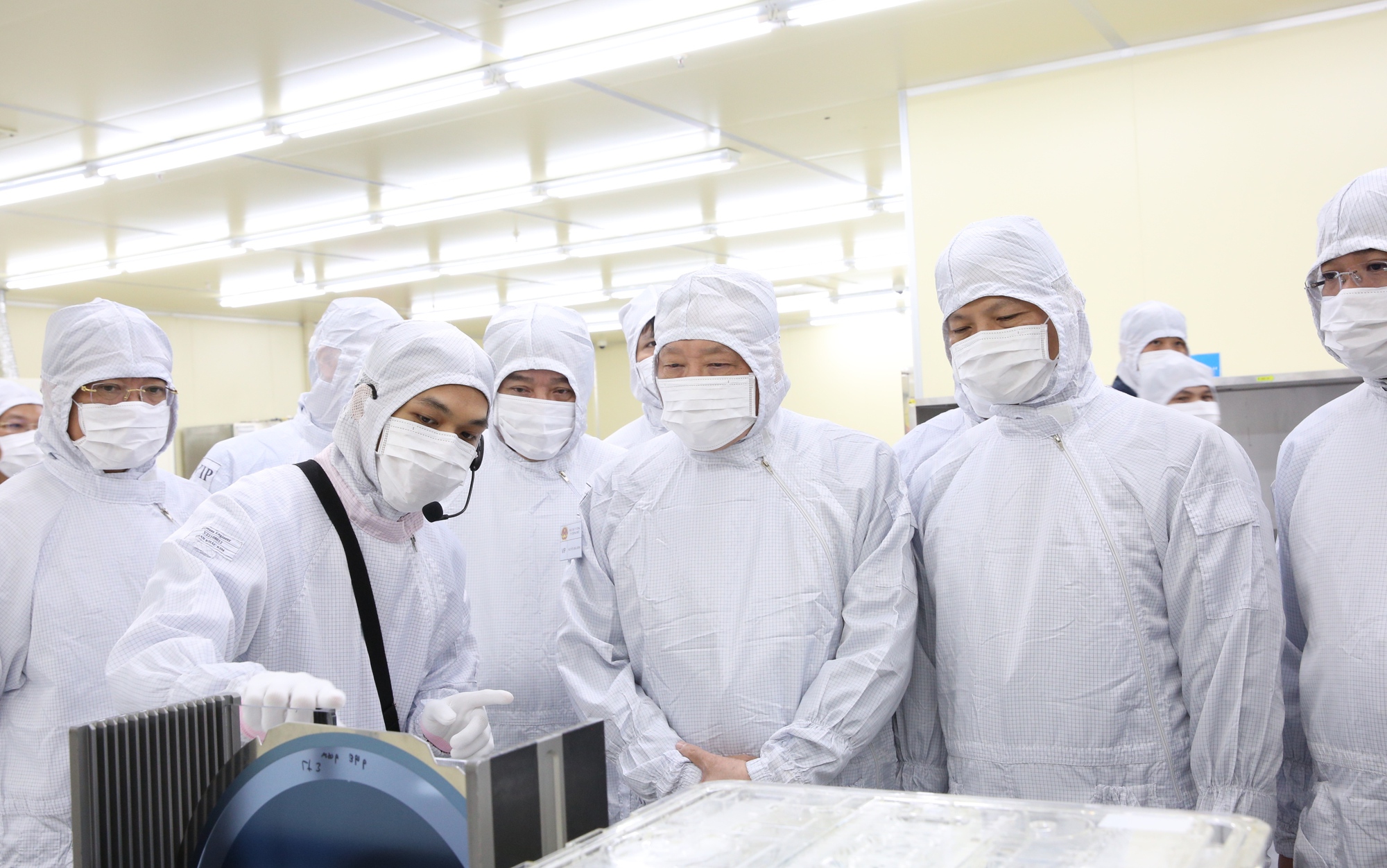 Phó Thủ tướng Thường trực Chính phủ Nguyễn Hòa Bình thăm Công ty TNHH Hana Micron Vina- Ảnh 1.