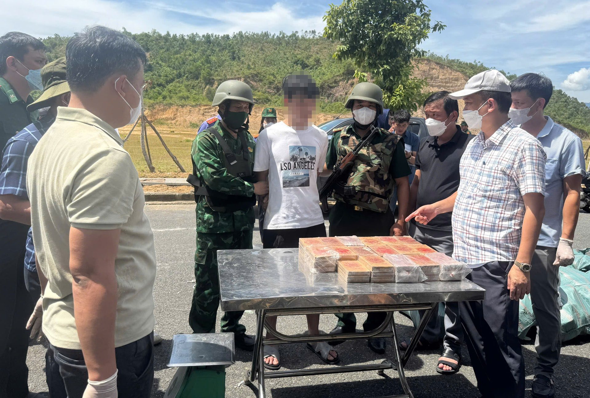 Lực lượng biên phòng bắt giữ 2 đối tượng vận chuyển gần 300 kg ma túy- Ảnh 1.