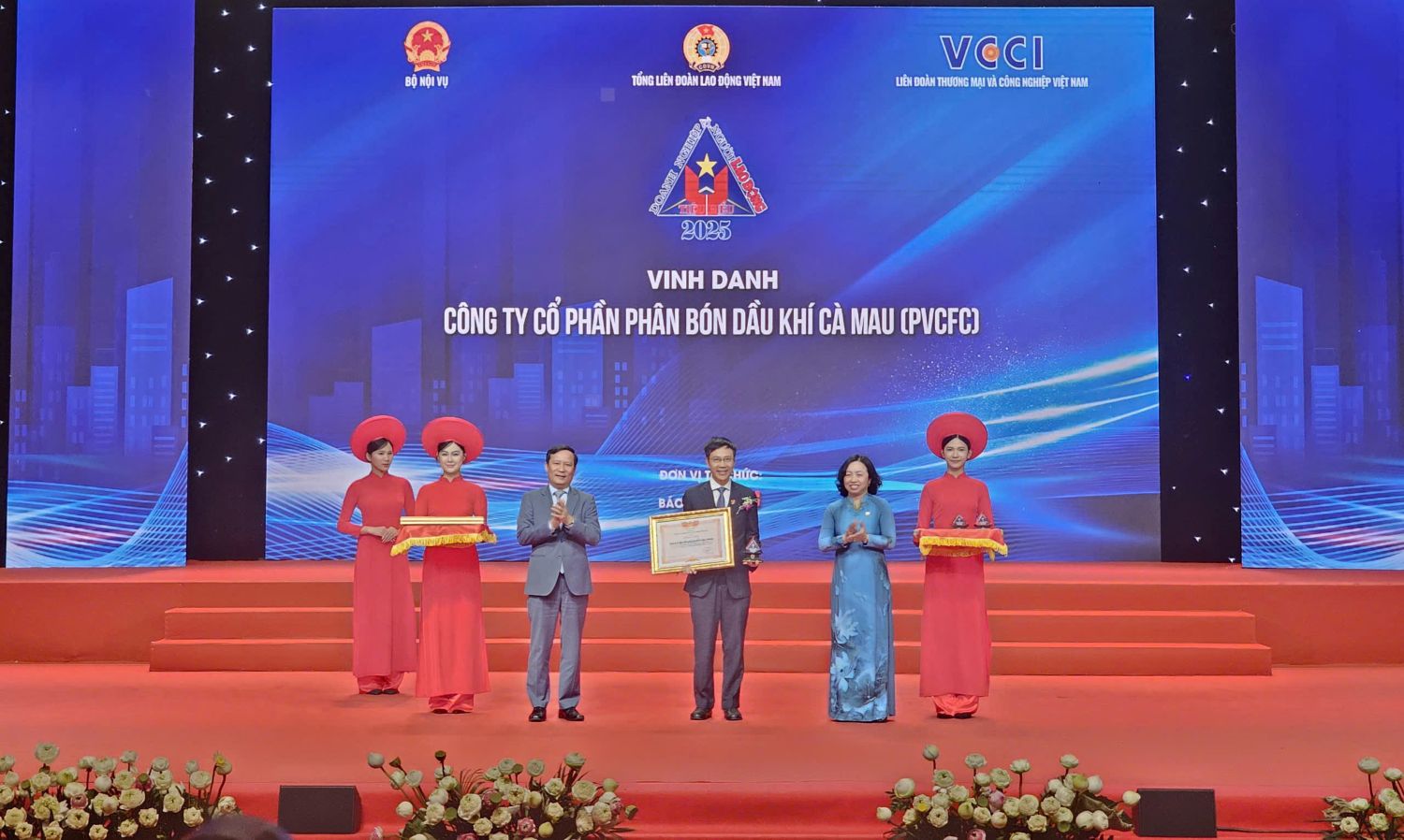 PVCFC lần thứ 5 được vinh danh Doanh nghiệp tiêu biểu vì người lao động- Ảnh 1.