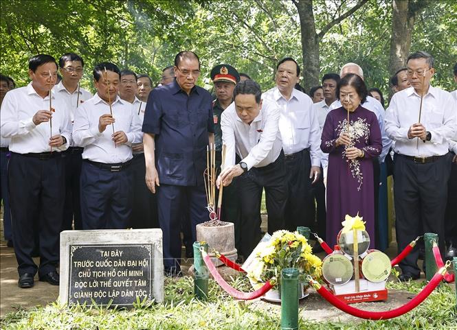 Chủ tịch Quốc hội dâng hương tưởng niệm các bậc tiền bối cách mạng tại Tuyên Quang- Ảnh 2.