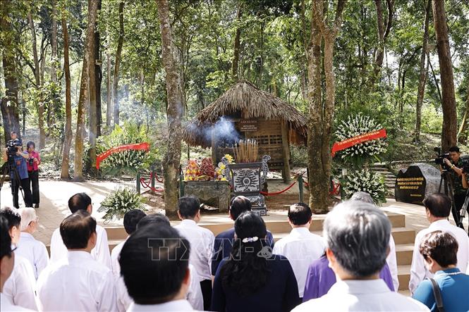 Chủ tịch Quốc hội dâng hương tưởng niệm các bậc tiền bối cách mạng tại Tuyên Quang- Ảnh 3.