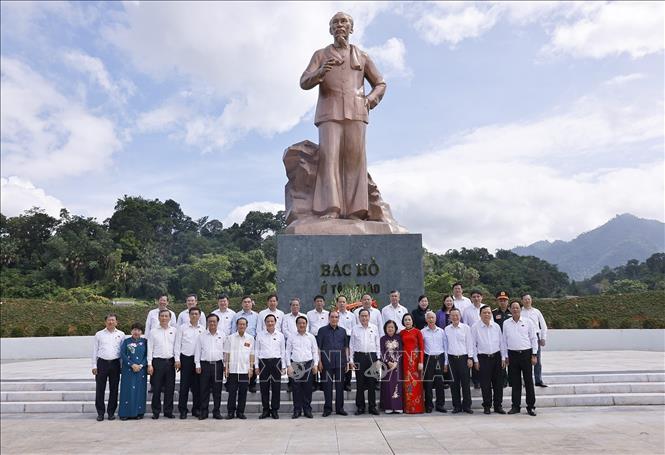Chủ tịch Quốc hội dâng hương tưởng niệm các bậc tiền bối cách mạng tại Tuyên Quang- Ảnh 5.