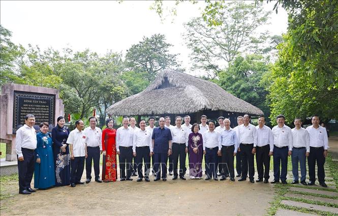 Chủ tịch Quốc hội dâng hương tưởng niệm các bậc tiền bối cách mạng tại Tuyên Quang- Ảnh 4.