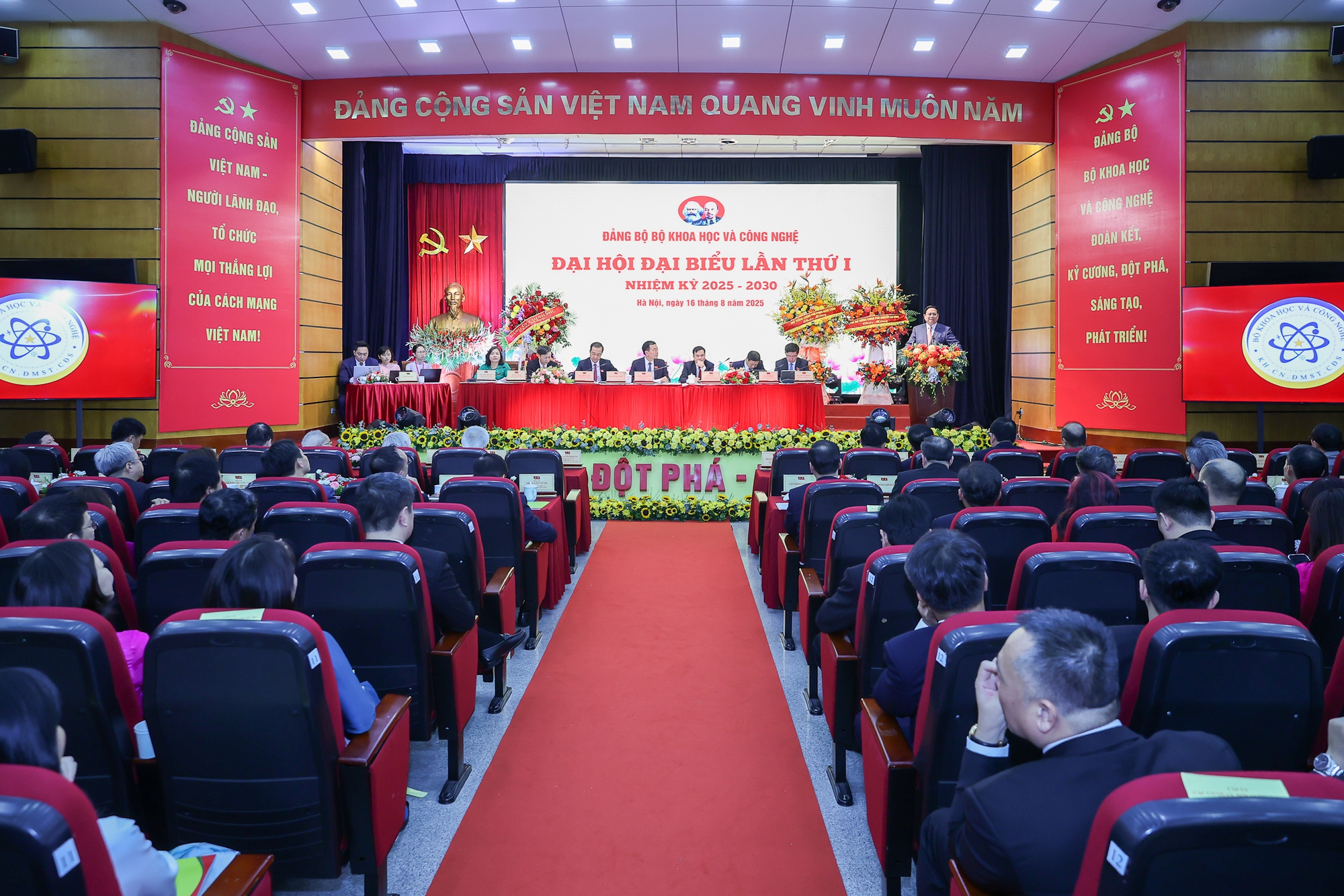 Thủ tướng: 'Con đường tất yếu' để Việt Nam vươn lên, trở thành nước phát triển, giàu mạnh- Ảnh 4.
