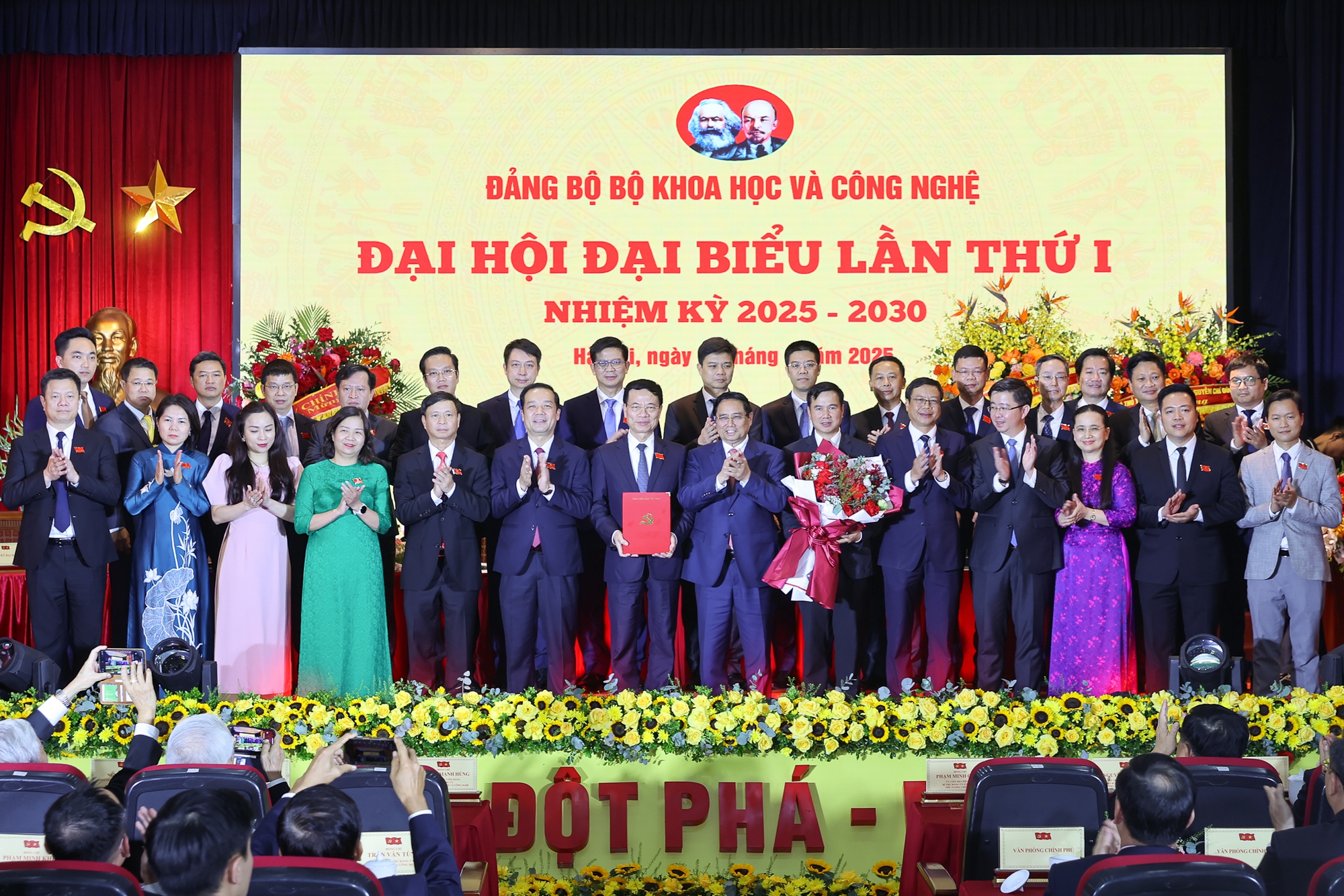 Ra mắt Ban Chấp hành Đảng bộ Bộ KH&CN nhiệm kỳ 2025 - 2030- Ảnh 1.