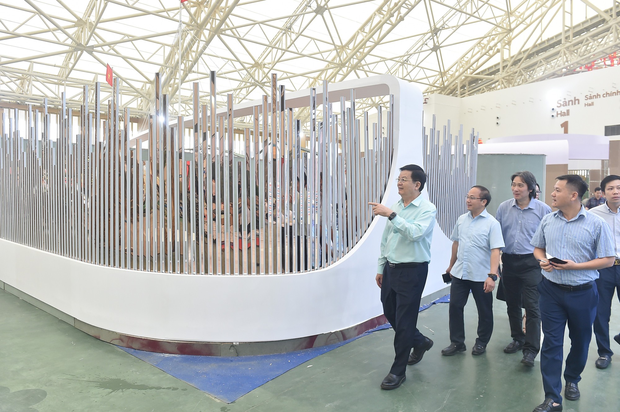 Tăng tốc hoàn thiện các hạng mục thi công gian trưng bày Triển lãm thành tựu 80 năm Quốc khánh- Ảnh 1.