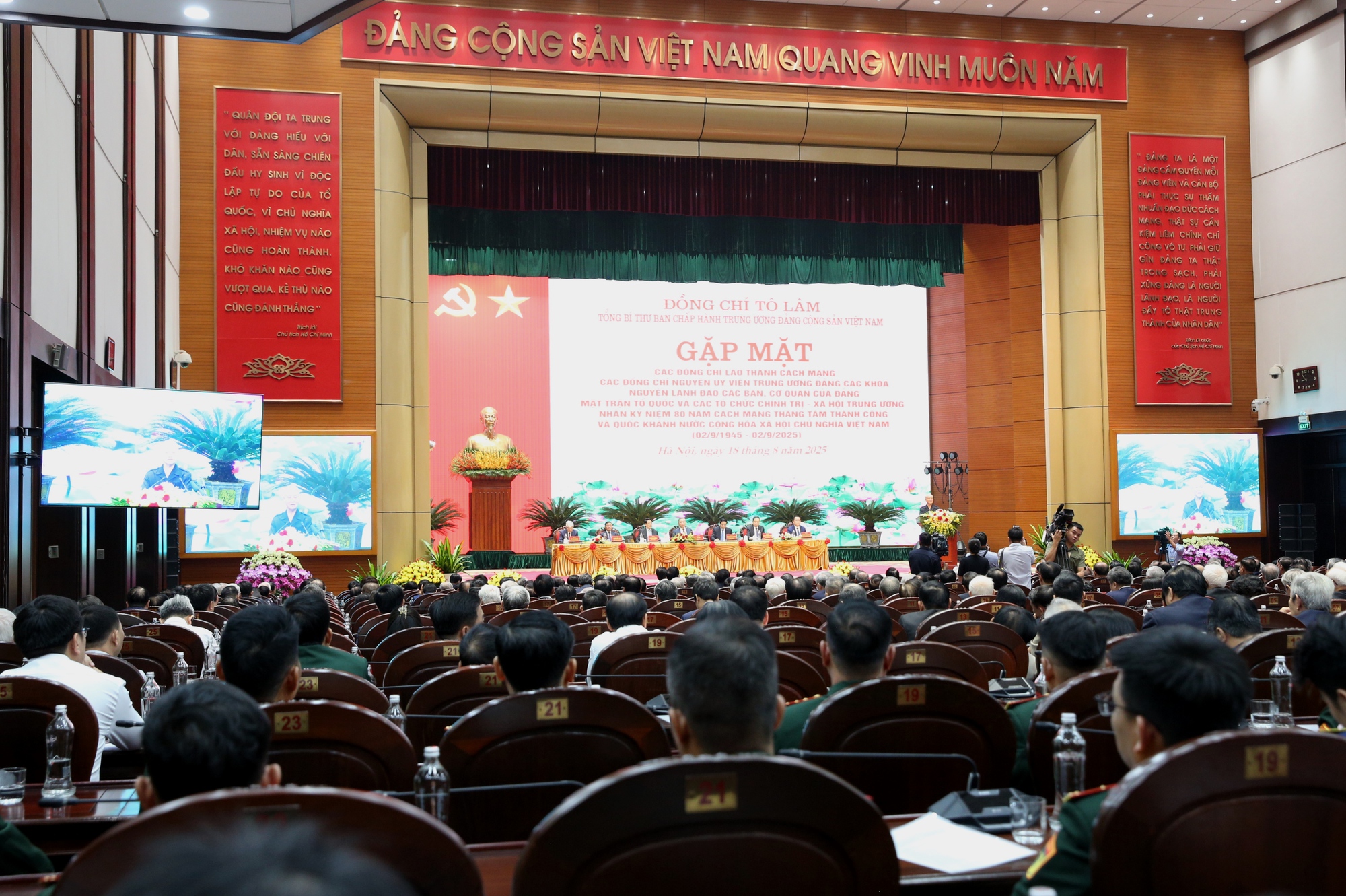 Chùm ảnh: Tổng Bí thư Tô Lâm gặp mặt các đồng chí lãnh đạo, nguyên lãnh đạo Đảng và Nhà nước, các ban, bộ, ngành- Ảnh 6.