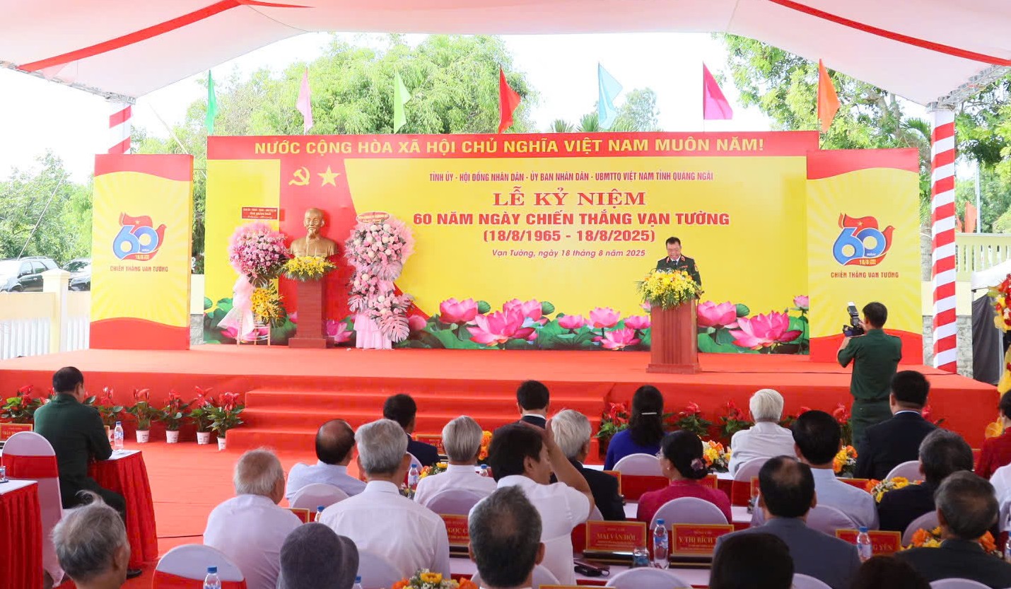 Quảng Ngãi kỷ niệm 60 năm Chiến thắng Vạn Tường- Ảnh 1. Quảng Ngãi kỷ niệm 60 năm Chiến thắng Vạn Tường- Ảnh 1.