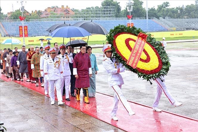 Chùm ảnh: Quốc vương Bhutan và Hoàng hậu vào Lăng viếng Chủ tịch Hồ Chí Minh- Ảnh 1. Chùm ảnh: Quốc vương Bhutan và Hoàng hậu vào Lăng viếng Chủ tịch Hồ Chí Minh- Ảnh 1.