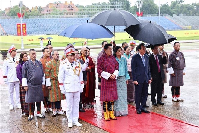Chùm ảnh: Quốc vương Bhutan và Hoàng hậu vào Lăng viếng Chủ tịch Hồ Chí Minh- Ảnh 2. Chùm ảnh: Quốc vương Bhutan và Hoàng hậu vào Lăng viếng Chủ tịch Hồ Chí Minh- Ảnh 2.