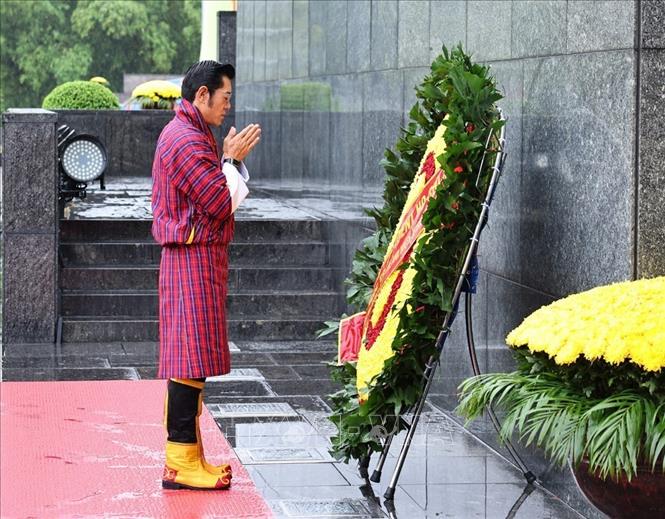 Chùm ảnh: Quốc vương Bhutan và Hoàng hậu vào Lăng viếng Chủ tịch Hồ Chí Minh- Ảnh 3. Chùm ảnh: Quốc vương Bhutan và Hoàng hậu vào Lăng viếng Chủ tịch Hồ Chí Minh- Ảnh 3.