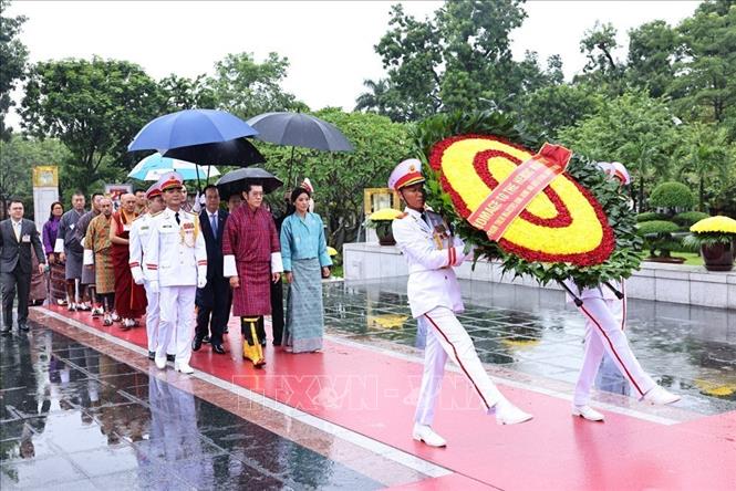 Chùm ảnh: Quốc vương Bhutan và Hoàng hậu vào Lăng viếng Chủ tịch Hồ Chí Minh- Ảnh 4. Chùm ảnh: Quốc vương Bhutan và Hoàng hậu vào Lăng viếng Chủ tịch Hồ Chí Minh- Ảnh 4.